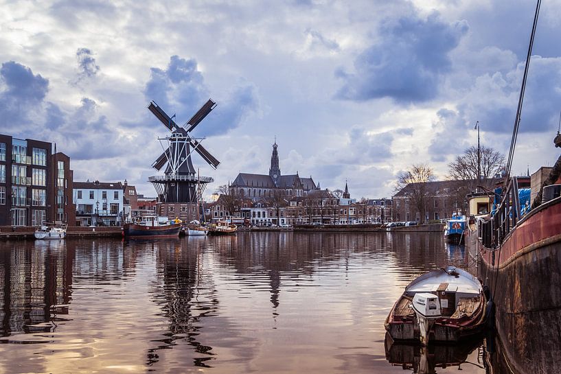 Zicht over het Spaarne van molen de Adriaan en de Grote Kerk  (Haarlem, Holland) van ErikJan Braakman