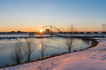 Oversteek Nijmegen, avond en sneeuw