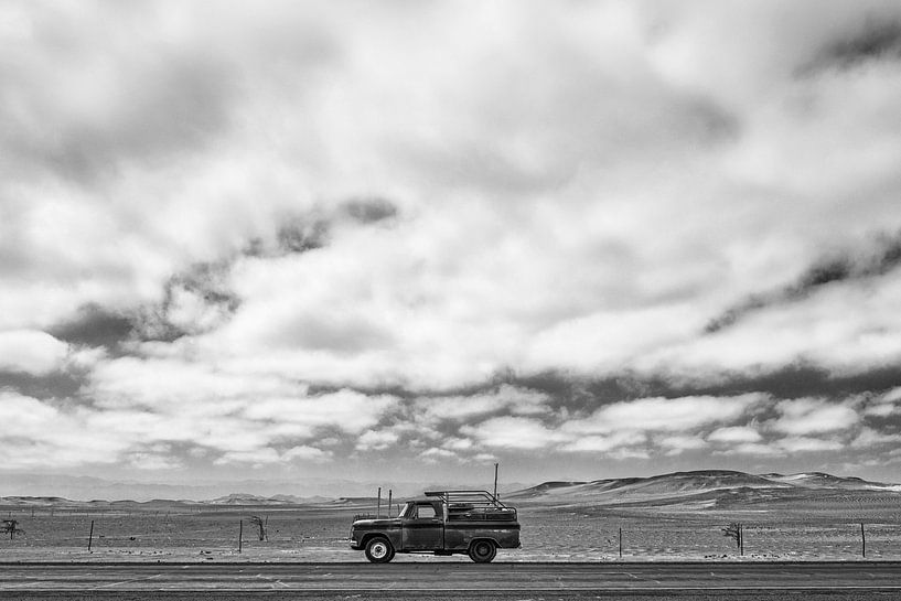 Chevrolet auf panamerikanischer Autobahn, Peru von Ron van der Stappen