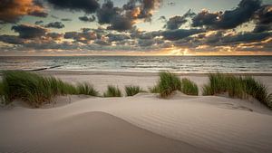 Zonsondergang in de Duinen op Ameland van Martijn van Dellen