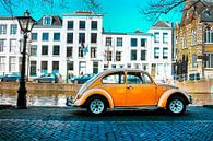 Volkswagen Käfer auf der Rapenburg in Leiden. von Charlie Versteege Miniaturansicht