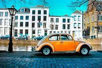 Volkswagen Beetle Kever op het Rapenburg in Leiden.
