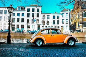 Volkswagen Beetle Kever op het Rapenburg in Leiden.