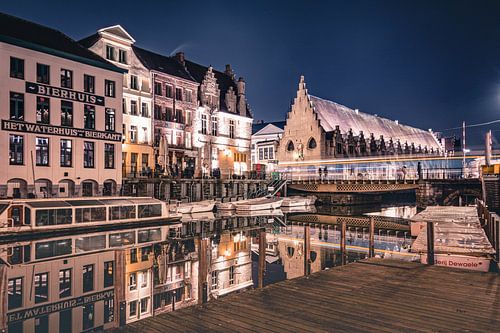 Nachtaufnahme des Waterhouse an der Bierkant in der Stadt Gent