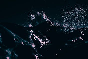 Wellen schlagen gegen den Fels