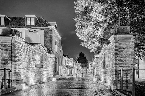 Benschopperpoort IJsselstein bij avond in zwartwit