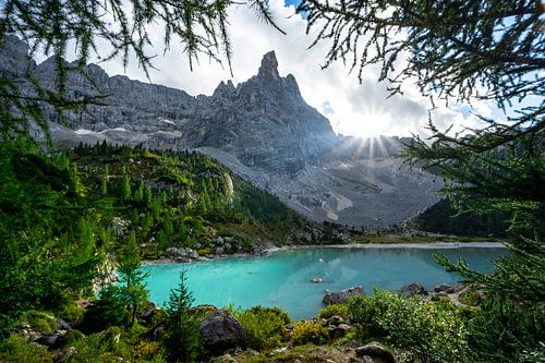 de laatste zonneschijn aan het Lago del Sorapiss met zijn turquoise water