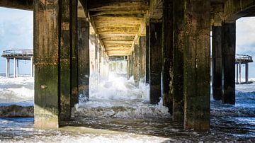De kracht van vloedgolven onder de pier van Blankenberge. van Alain's Creatieve Reis in Fotografie