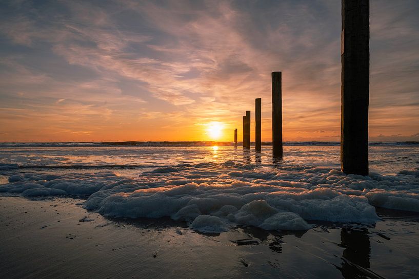 Prachtige zonsondergang en zeeschuim Noordzeestrand van Peter Bartelings