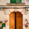 Oude deur in Valldemossa (Mallorca, Spanje) van Laura V