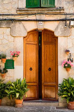 Oude deur in Valldemossa (Mallorca, Spanje) van Laura V