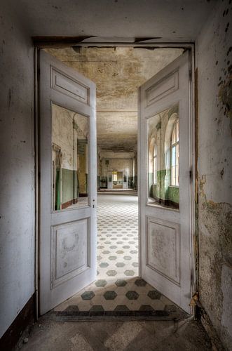 Portes de l'hôpital sur Perry Wiertz