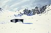 Afgelegen winter cabine omringt door sneeuw en bergen van Natalie Bruns thumbnail