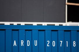 Buchstaben und Zahlen auf einer Inkrustationsstelle von Cobi de Jong