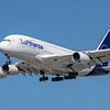 Atterrissage de l'Airbus A380-800 de Lufthansa. sur Jaap van den Berg
