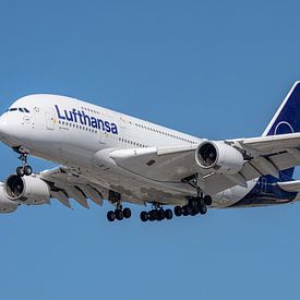 Landende Lufthansa Airbus A380-800 passagiersvliegtuig. van Jaap van den Berg