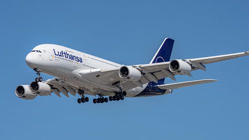 Landende Lufthansa Airbus A380-800 passagiersvliegtuig.