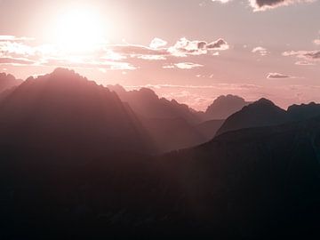 De Dolomieten dompelen zich onder in het zonlicht