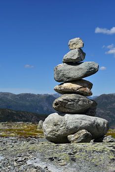 Steenmannetje boven op de berg