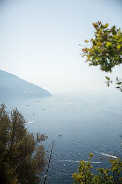Boten en zee met bergen en bomen in Italië van Esther esbes - kleurrijke reisfotografie
