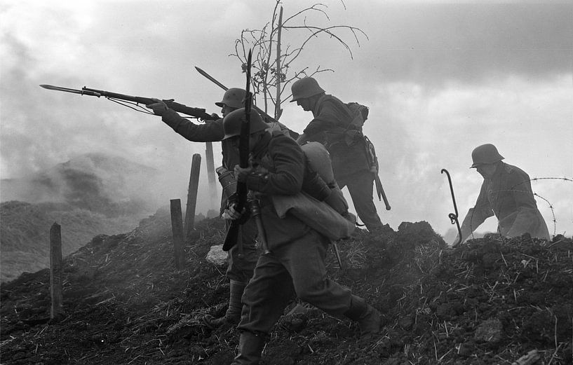 Hommes combattant sur le champ de bataille pendant la Première Guerre mondiale par Atelier Liesjes