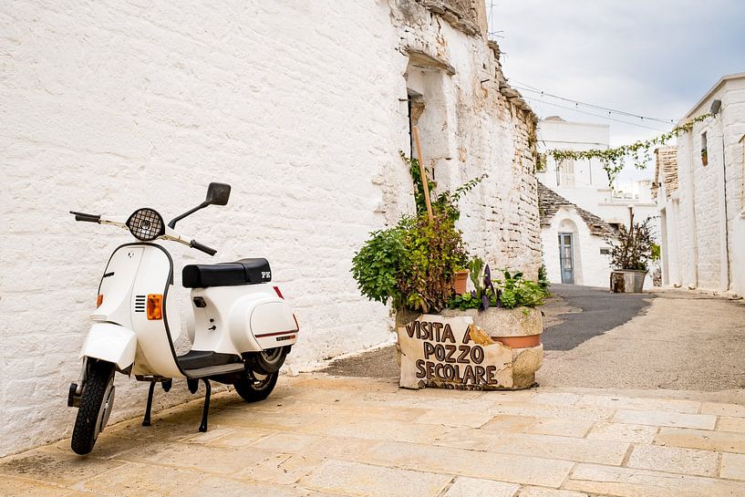 Italienischer Piaggio-Roller in Alberobello Italien von Anouk Raaphorst