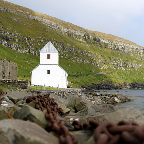 Witte kerk aan de kust