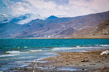 Lac de montagne dans l'Himalaya, Tibet