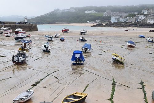 Der Hafen einer englischen Küstenstadt wird bei Ebbe trockengelegt