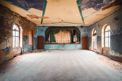 Théâtre abandonné en décrépitude.