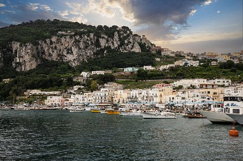 Kust, haven en baai. Zonsondergang op Capri