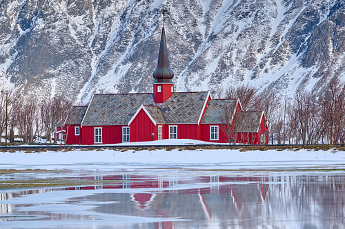 rote Kirche von Flakstad in Winterlandschaft, Lofoten