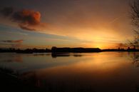 Oranje wolken reflecteren op het water van de Hollandsche IJssel tijdens zonsopkomst van André Muller thumbnail
