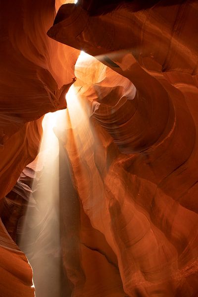Canyon de l'antilope supérieure avec faisceau lumineux par Gert Hilbink