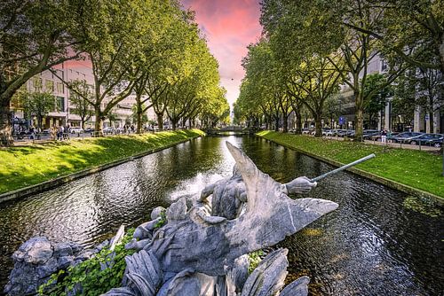 Sculptuur met stadsgracht aan de Königsstrasse in Düsseldorf