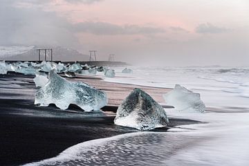 Ochtendlicht op het zwarte ijsstrand in IJsland van Ralf Lehmann