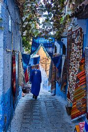 Ein Mann geht durch die Straßen von Chefchaouen von Rene Siebring