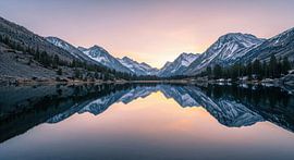 Berggipfel spiegeln sich bei Sonnenaufgang im See