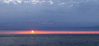 Panoramisch beeld van zon boven de zee van Rob IJsselstein thumbnail