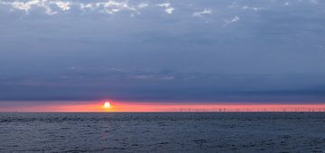 Panoramisch beeld van zon boven de zee