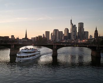 Frankfurtskyline mit Brücke über den Main und Partyboot
