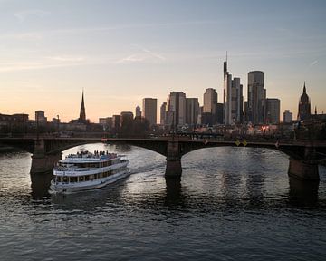 Skyline van Frankfurt met brug over de Main en feestboot van Jens Seßler