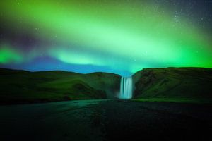 Skogafoss Islande sous les aurores boréales sur Albert Dros
