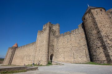 Poort oude stad Carcassonne in Frankrijk van Joost Adriaanse