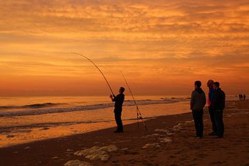 Zeevissers bij een Romantische Zonsondergang by Tineke Roosen