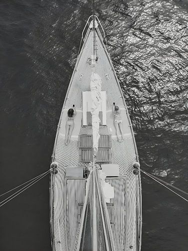 Frauen beim Sonnenbaden auf dem Boot