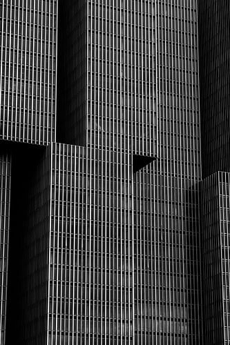Auch in Rotterdam gibt es hohe Gebäude. Minimalistisch.