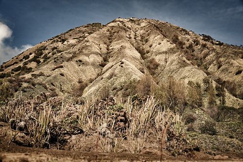 De gebeeldhouwde flanken van de Batokberg in Java