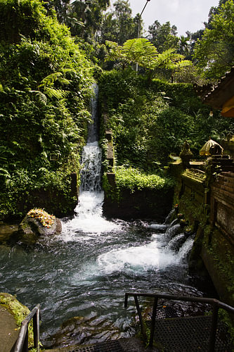 Heilige bron en waterval bij de tempel Pura Mengening, Bali