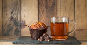 Tasse de thé avec un muffin et du chocolat sur Josephine Huibregtse